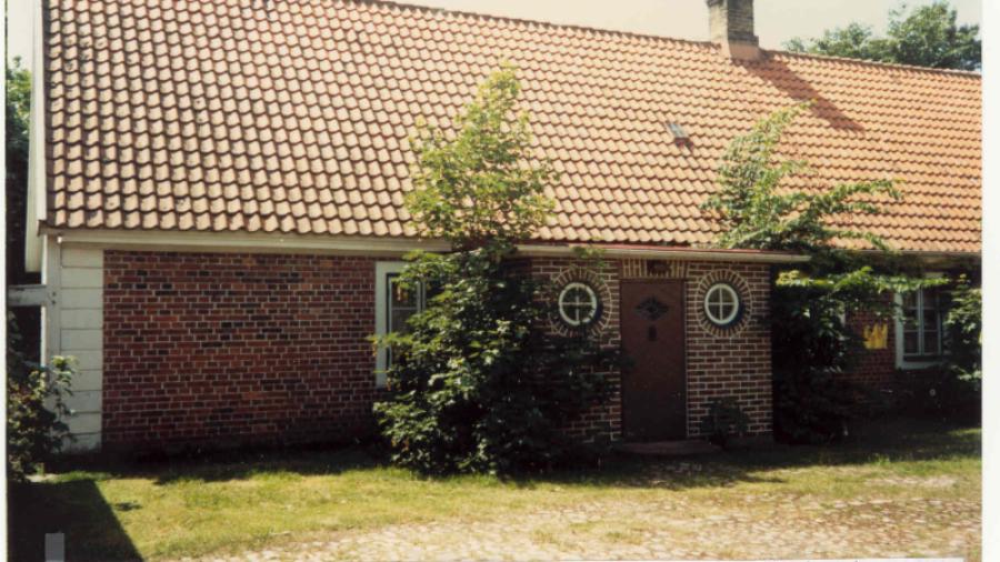 Huvudbyggnaden från gårdssidan. Foto från 1985.